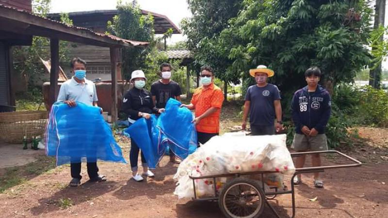 ขอบคุณท่านปลัดรุ่งโรจน์  จันทะบูลย์ ได้มอบตาข่ายเขียวให้กับธนาคารขยะชุมชน ไว้ใช้งานนะคะ  อบต. บ้านเชียง (2 ภาพ)